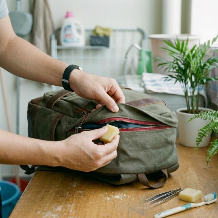 Bôi sáp nến là mẹo xử lý khóa kéo balo bị rít cực kỳ hiệu quả 