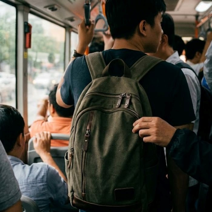 Cảnh giác bảo vệ tài sản khi đeo balo nơi đông người